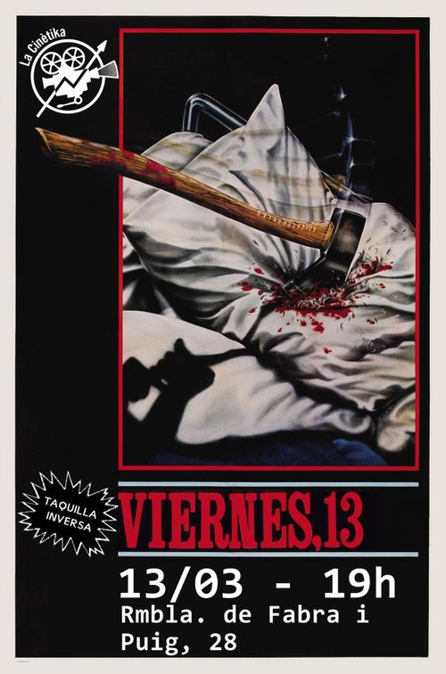 Cartell de Viernes 13. Una silueta agafa una destral que està isnertada en un coixí amb sang.