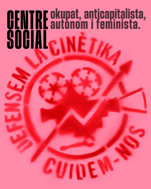 Cartell en rosa on hi diu, en negre, "Centre social okupat, feminista, anticapitalista i autònom". Al centre hi ha el logo de la Cinètika grafitejat en vermell, al voltant hi diu "Defensem La cinètika. cuidem-nos"
