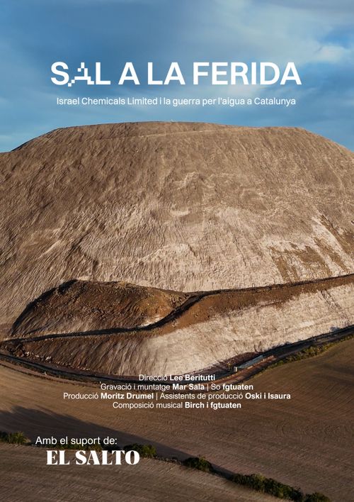 Fotografia d'una pila de terra enorme, una muntanya de gran, amb signes d'explotació minera. Contra el cel clar, lletres blanques diuen "sal a la ferida". Crèdits en petit a sota, i reconeixement de "amb el suport de: EL SALTO"
