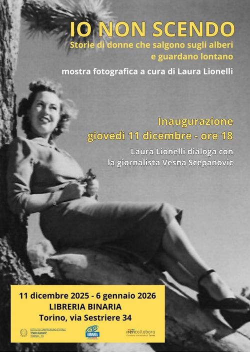 Volantino dell'inaugurazione della mostra: Io non scendo.

Sullo sfondo una foto in bianco e nero di una donna sorridente seduta su un ramo ed appoggiata al tronco di un albero risalente all'inizio del secolo scorso.