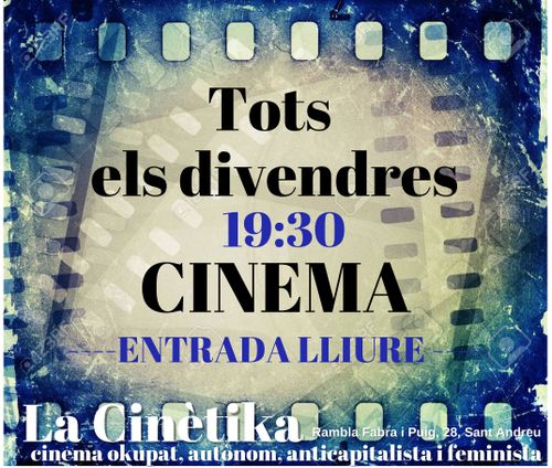 Cartell en tons blaus amb cinta de projecció on hi posa "Tots els divendres 19:30 Cinema, entrada lliure"
