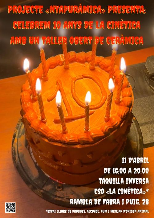 Cartell de Celebrem 10 anys de la Cinètika, amb un pastís amb espelmes i el número 10.
