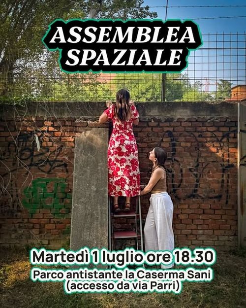 Una persona sbircia oltre il muro della Ex-Caserma Sani